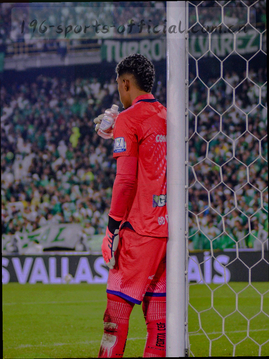 进攻线与最后一名防守队员之间的空档被高亮，动态斜切构图