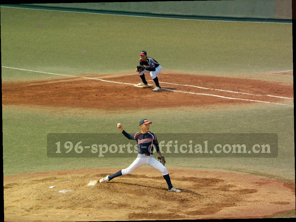 深色数据面板局部特写，刻度线与等宽数字呈发光状态，不含可读的具体号码